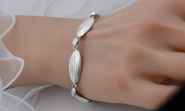 Silver bracelet with oval hallow silver beads
